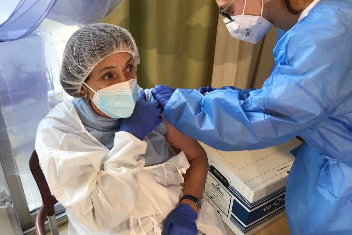 La batllessa de Tossa, Imma Colom, en el moment de vaccinar-se.