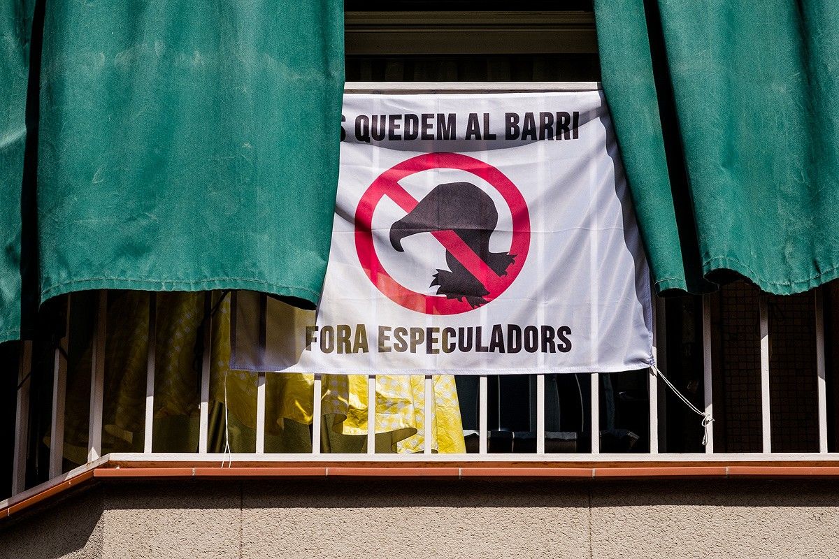 Pancarta contra l'expulsió dels llogaters en un edifici de Barcelona. 