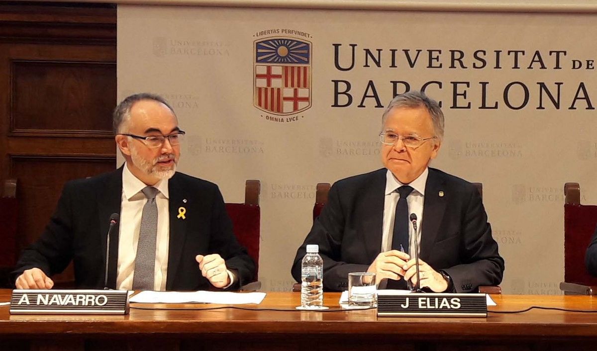 El rector Joan Elias, a la dreta, amb el secretari d'Universitats, Arcadi Navarro, avui a la UB.