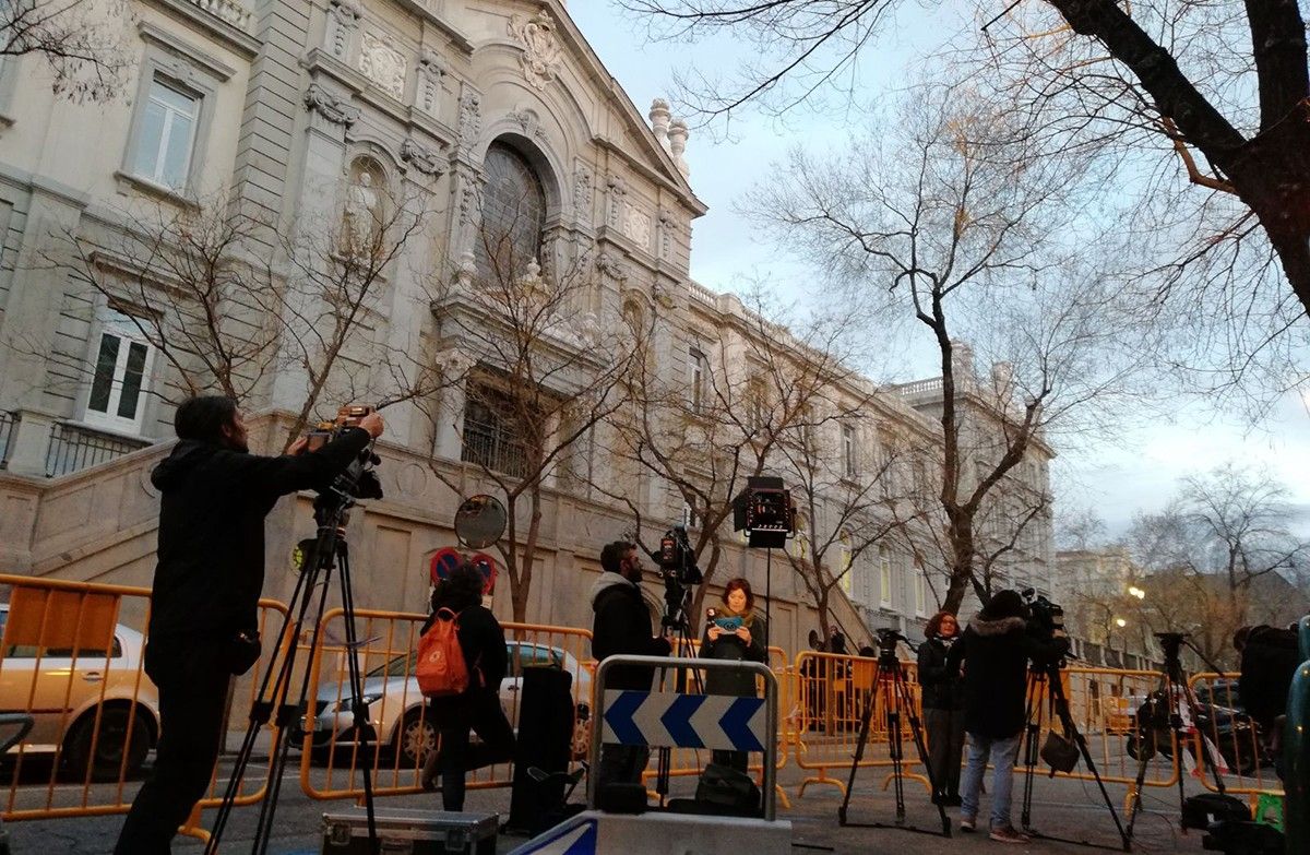 Periodistes davant les portes del Tribunal Suprem, on han declarat Marta Pascal i Marta Rovira. 