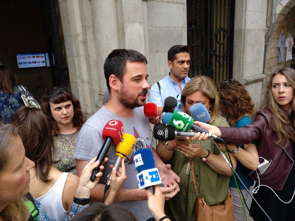 El regidor de la CUP-Crida per Girona atén els mitjans de comunicació a la porta de l'Ajuntament.