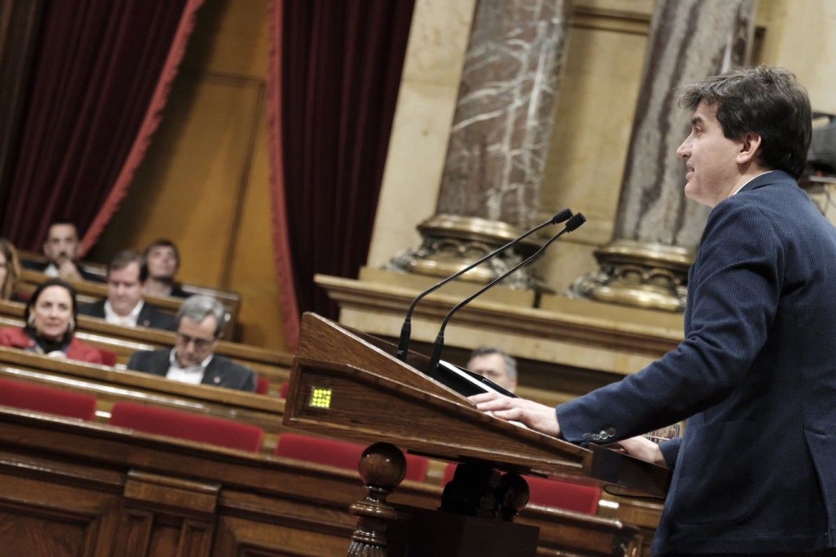 Sergi Sabrià, portaveu parlamentari d'ERC, durant el ple d'investidura.