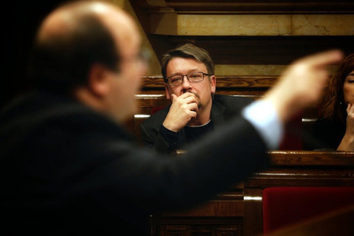 Xavier Domènech, escoltant Miquel Iceta aquest dissabte al Parlament