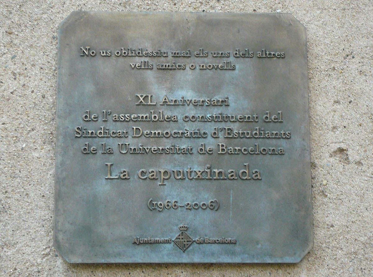 Placa commemorativa a Barcelona dels 40 anys de la Caputxinada