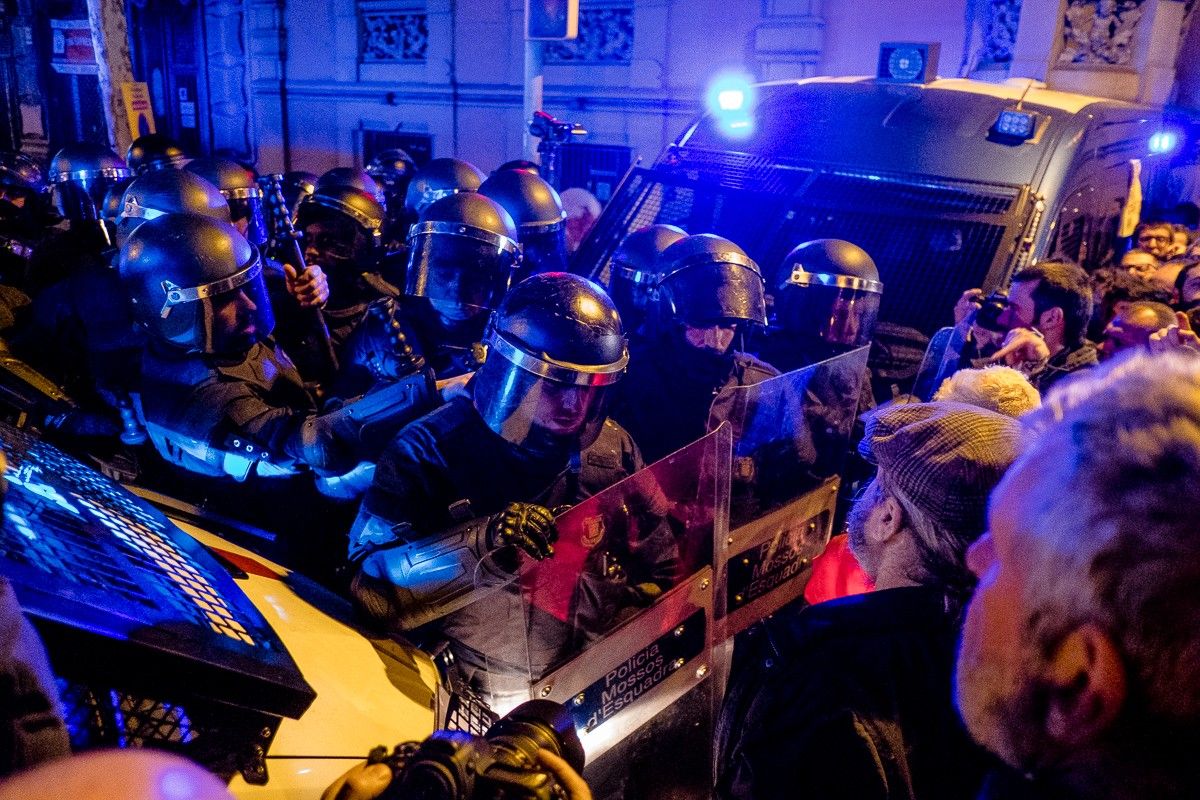 Tensió entre mossos i manifestants que volien accedir a la delegació del govern espanyol.