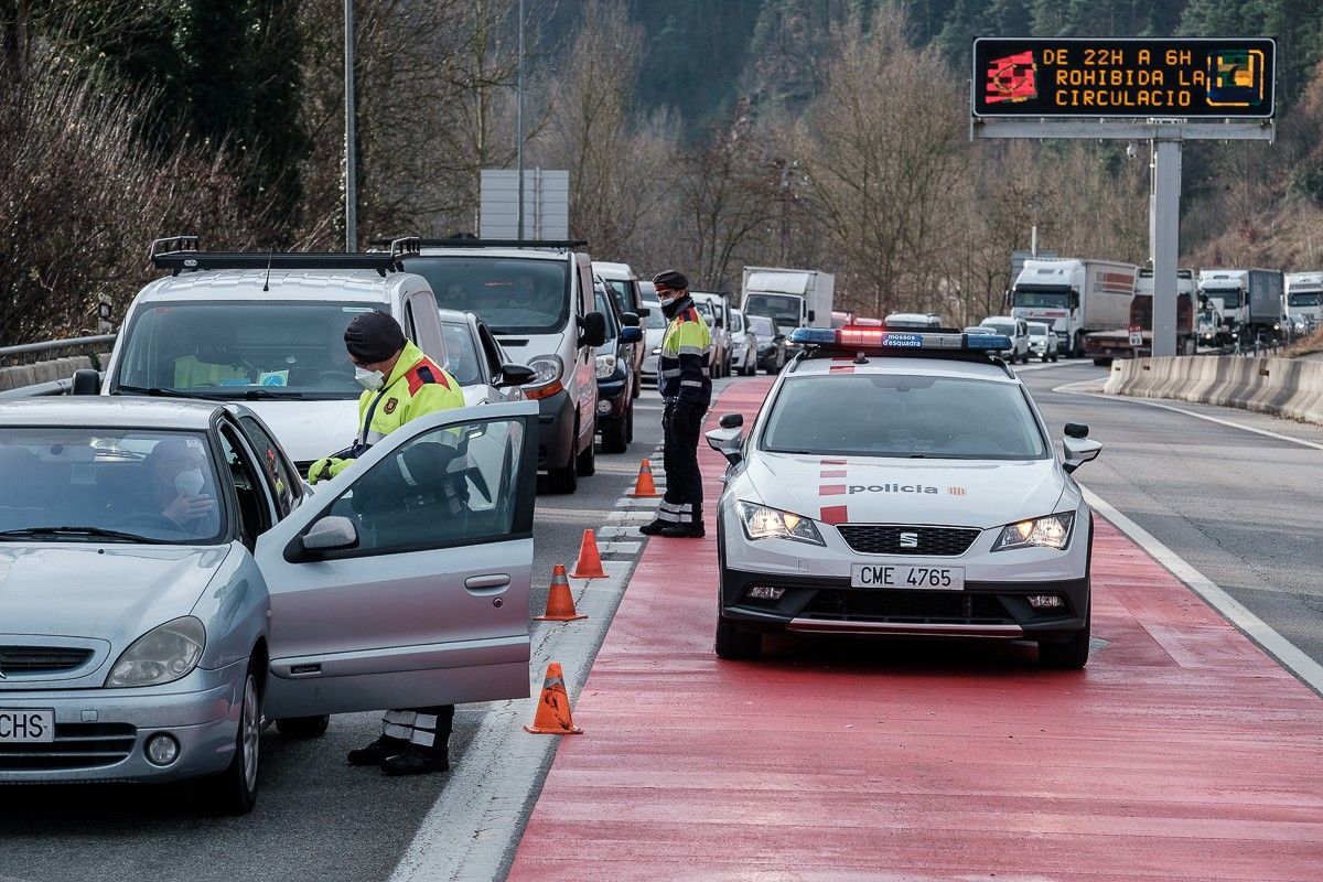 Control policials a l'entrada de Ripoll