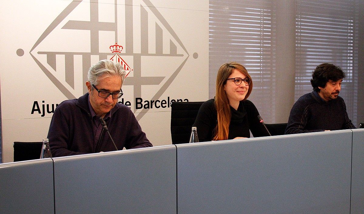 La tinenta d’alcaldia d’Ecologia, Urbanisme i Mobilitat, Janet Sanz, el regidor d’Habitatge, Josep Maria Montaner, i el regidor del PSC Daniel Mòdol