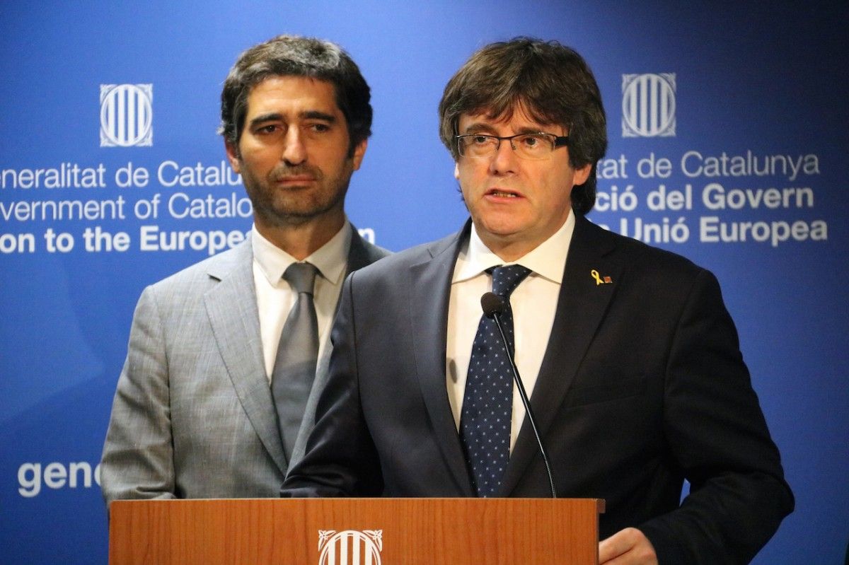 Carles Puigdemont i Jordi Puigneró, en roda de premsa a Brussel·les. 