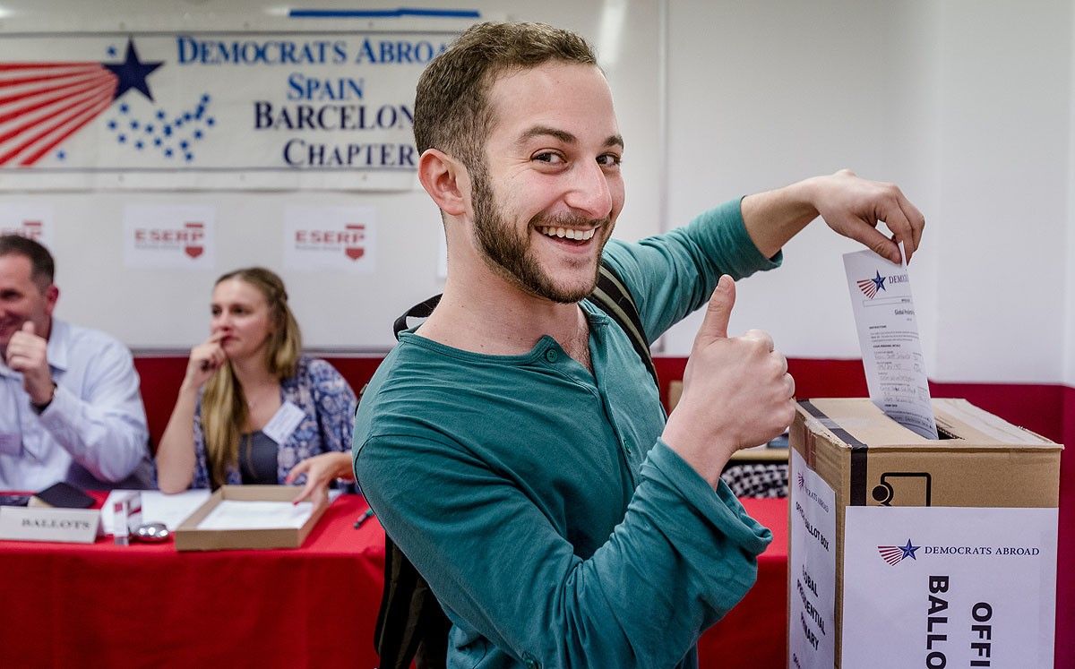 Nord-americans catalans votant avui a Barcelona