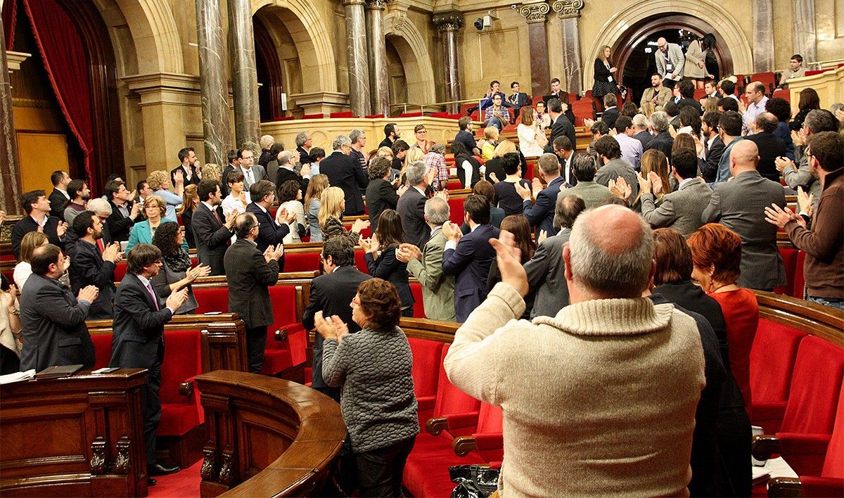 Els diputats aplaudint el pare que va denunciar els avisos als Maristes