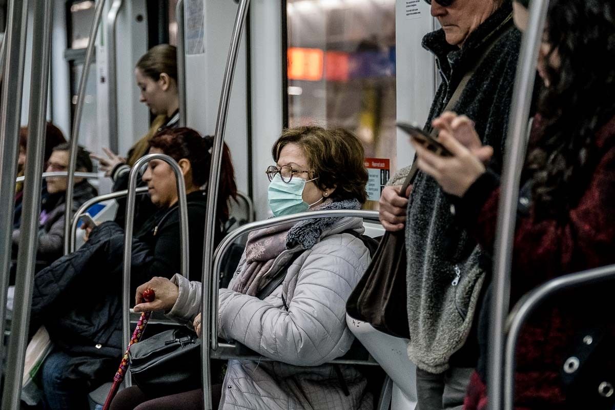 Una dona amb mascareta, al metro de Barcelona.