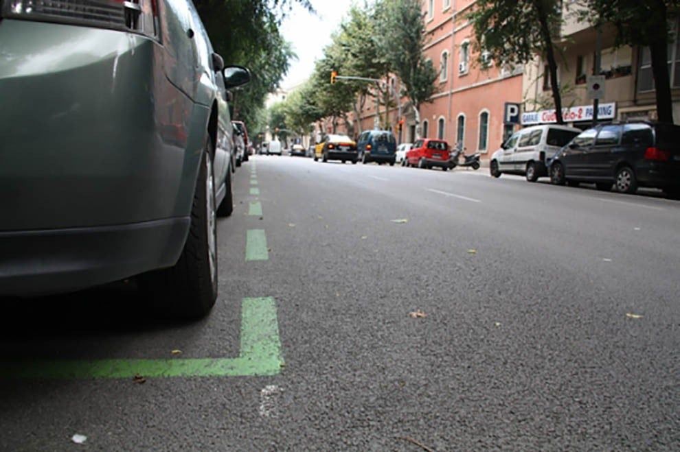 Un cotxe estacionat a l'àrea verda d'aparcament de Barcelona