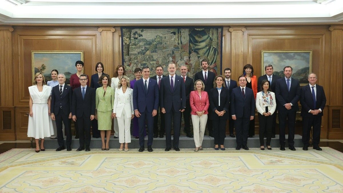 Tots els ministres del govern espanyol amb el president Sánchez i el rei Felip VI