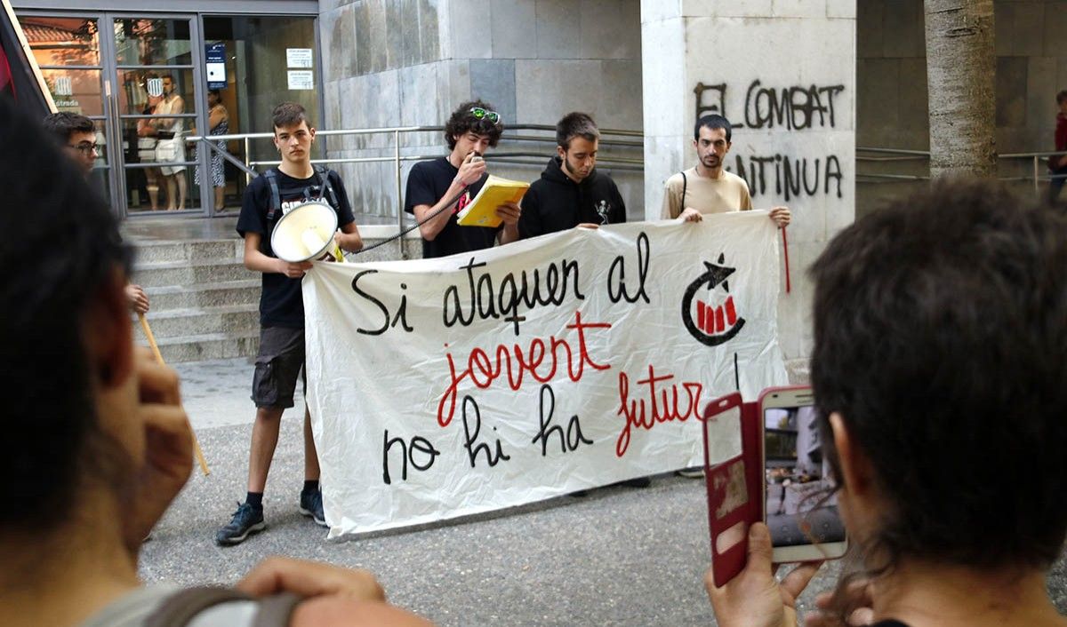 Joves donant suport a l'activista davant del jutjat de Girona