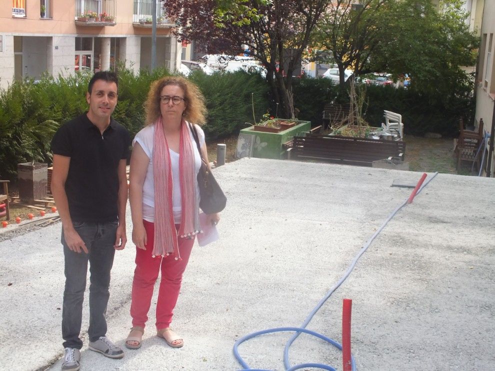 Els portaveus d'ERC i el PDeCat a Sant Joan, Sergi Albrich i Concepció Formatgé, han rebutjat que la parada d'autobusos es faci al jardí de la Fundació Emma