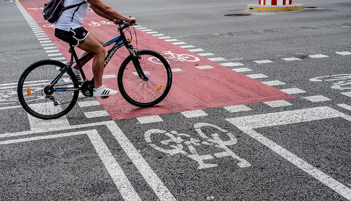 Un ciclista circulant pel carril bici del carrer Urgell