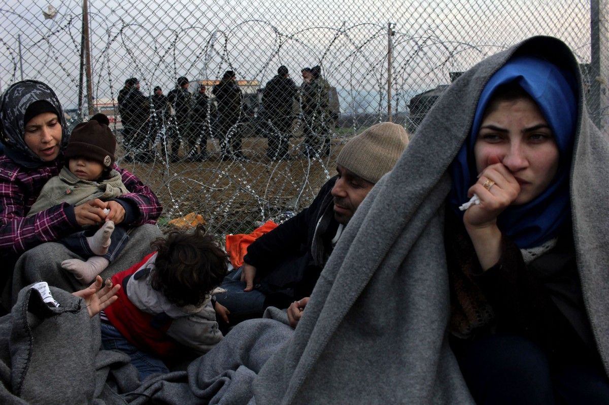 Refugiats esperant per creuar la frontera a Idomeni
