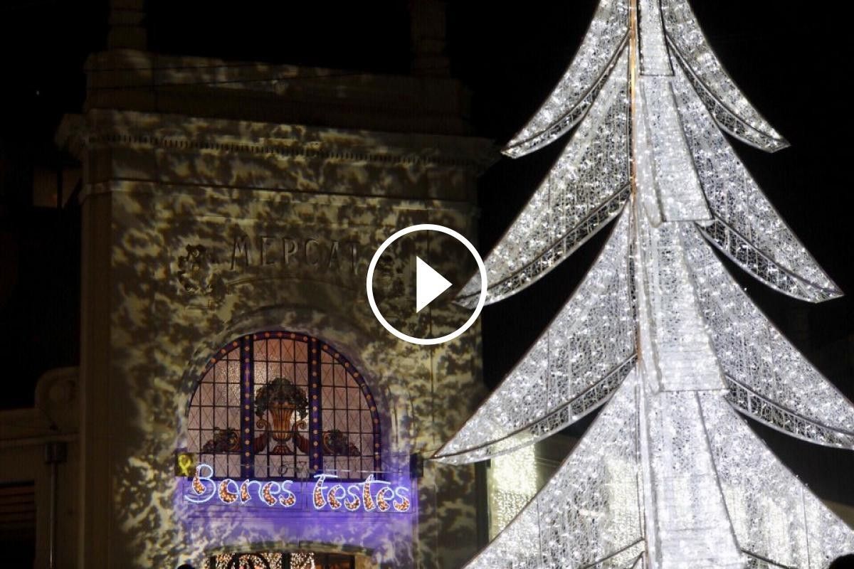 L'arbre de Nadal s'ha il·luminat per donar el tret de sortida a les festes nadalenques