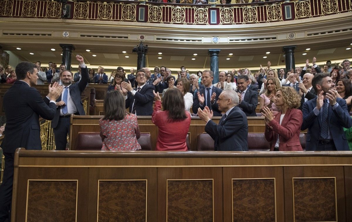 Pedro Sánchez celebrant la investidura amb els diputats del seu partit