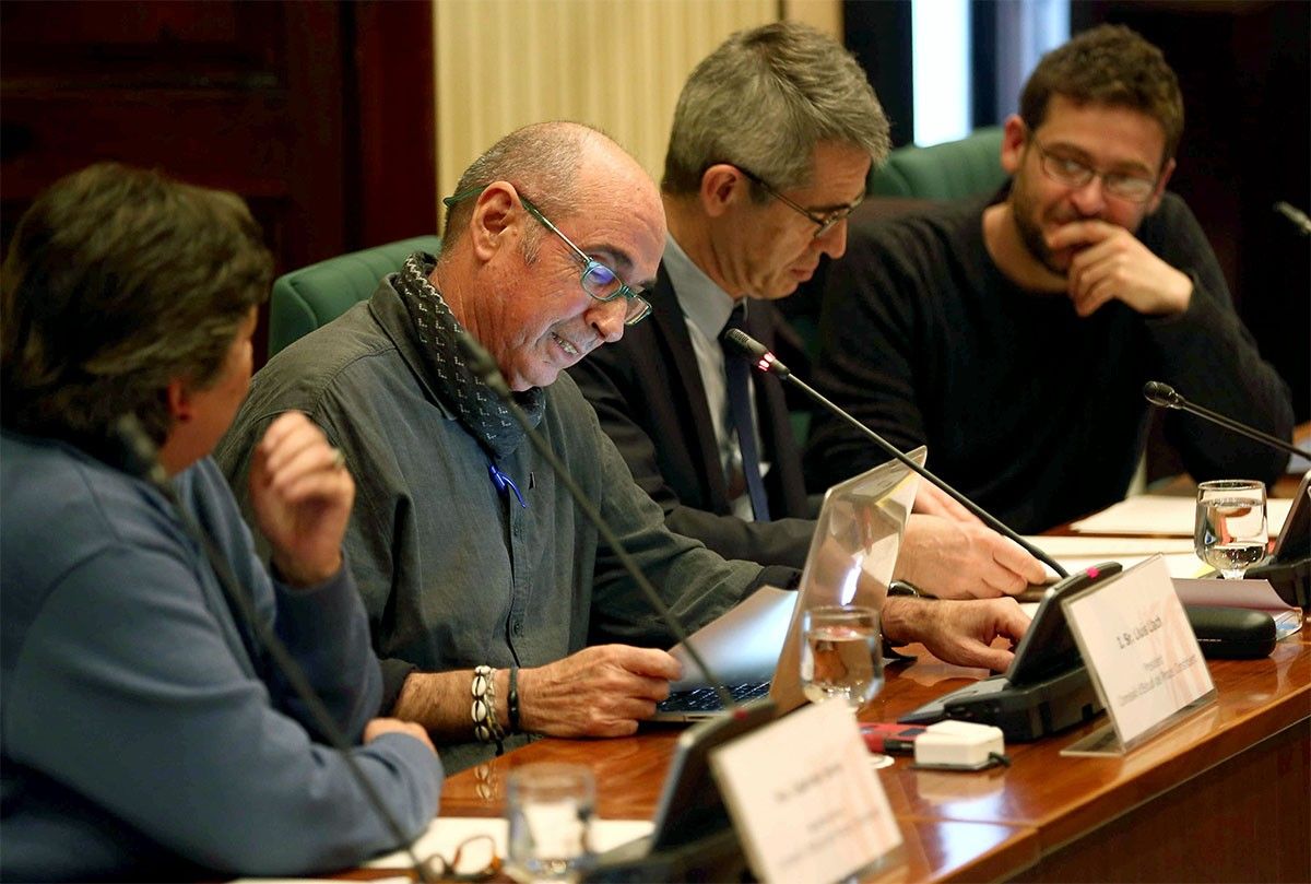 Lluís Llach  amb Gabriela Serra  i Albano Dante Fachin, en una sessió de la comissió d'estudi del procés constituent