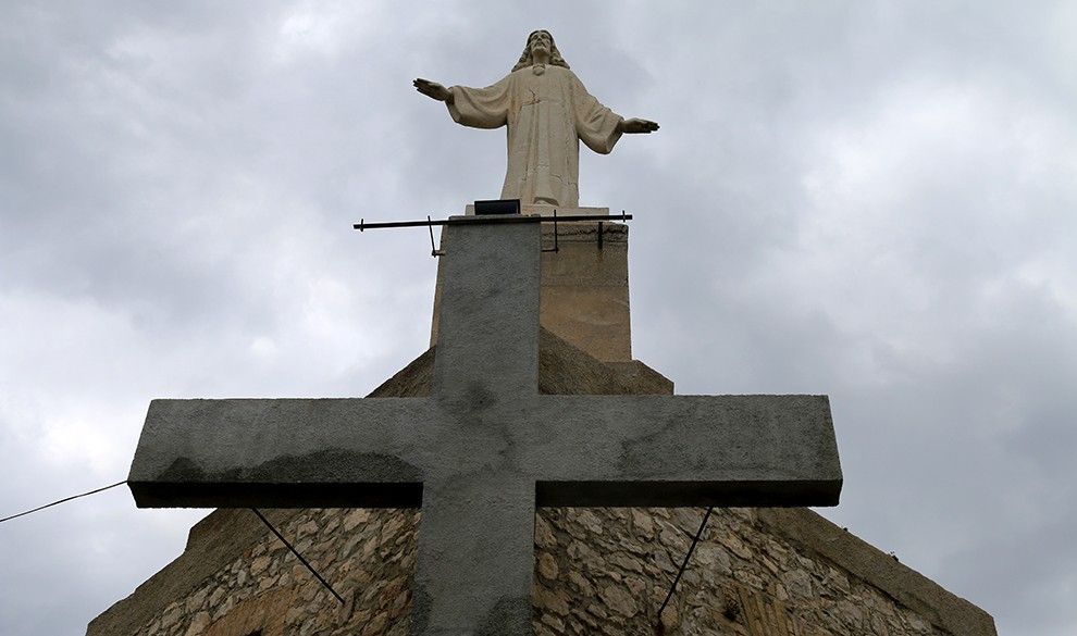 Imatge actual del Crist i la Creu al cim de la Torre de la Guardiola, a la Ràpita