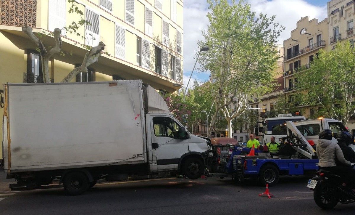El camió accidentat al carrer Aragó de Barcelona.