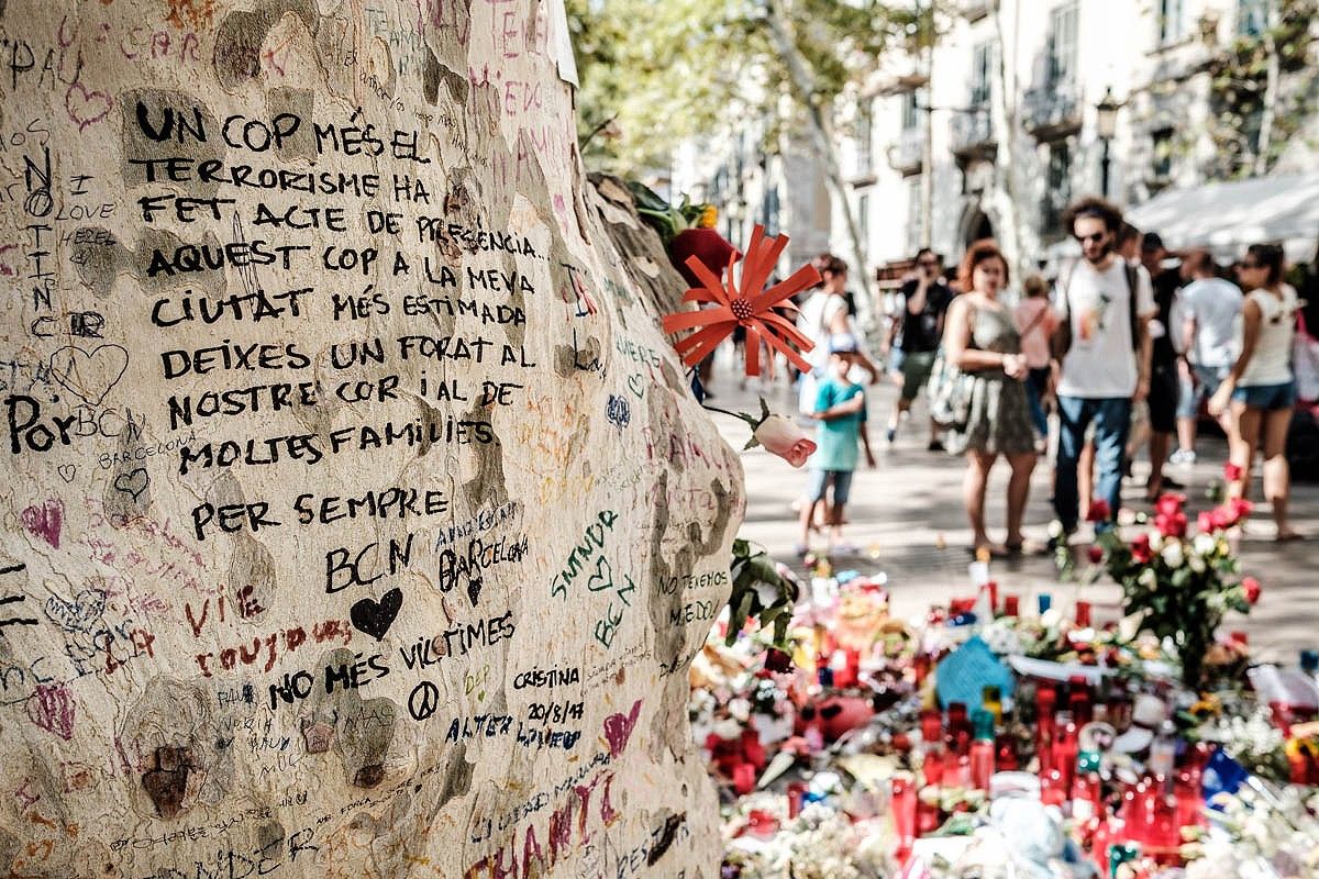 Mostres de condol a la Rambla, una setmana després de l'atemptat