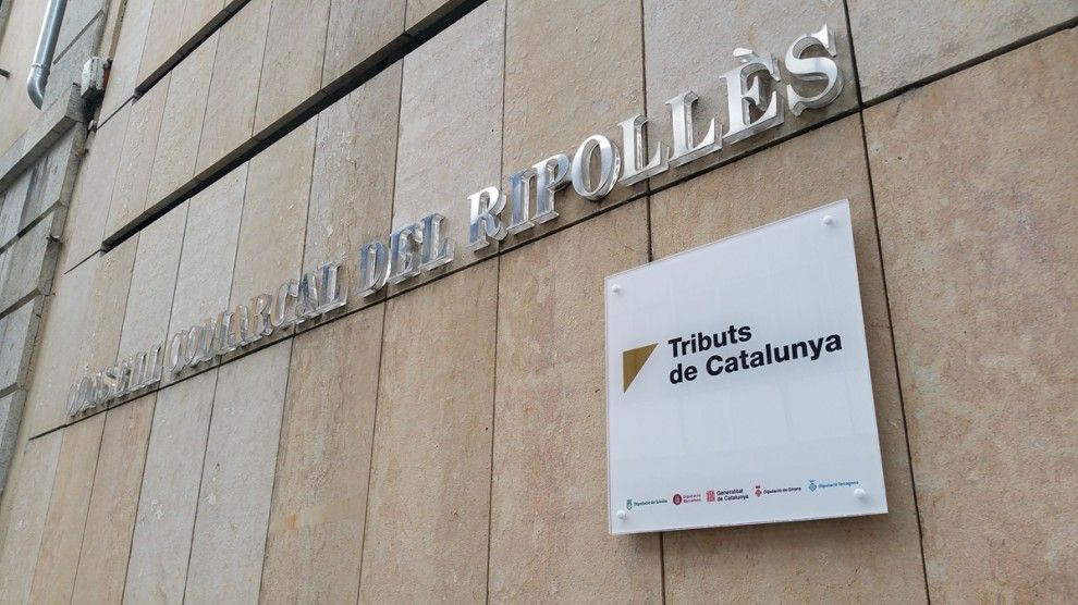 El cartell de l'Agència Tributària Catalana ja llueix al Consell Comarcal