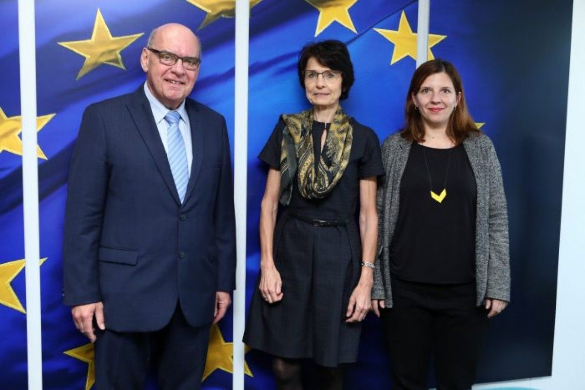 El president de la Xarxa Eurocities, Daniël Termont, la tinenta d'alcalde Laia Ortiz i la comissària europea Marianne Thyssen