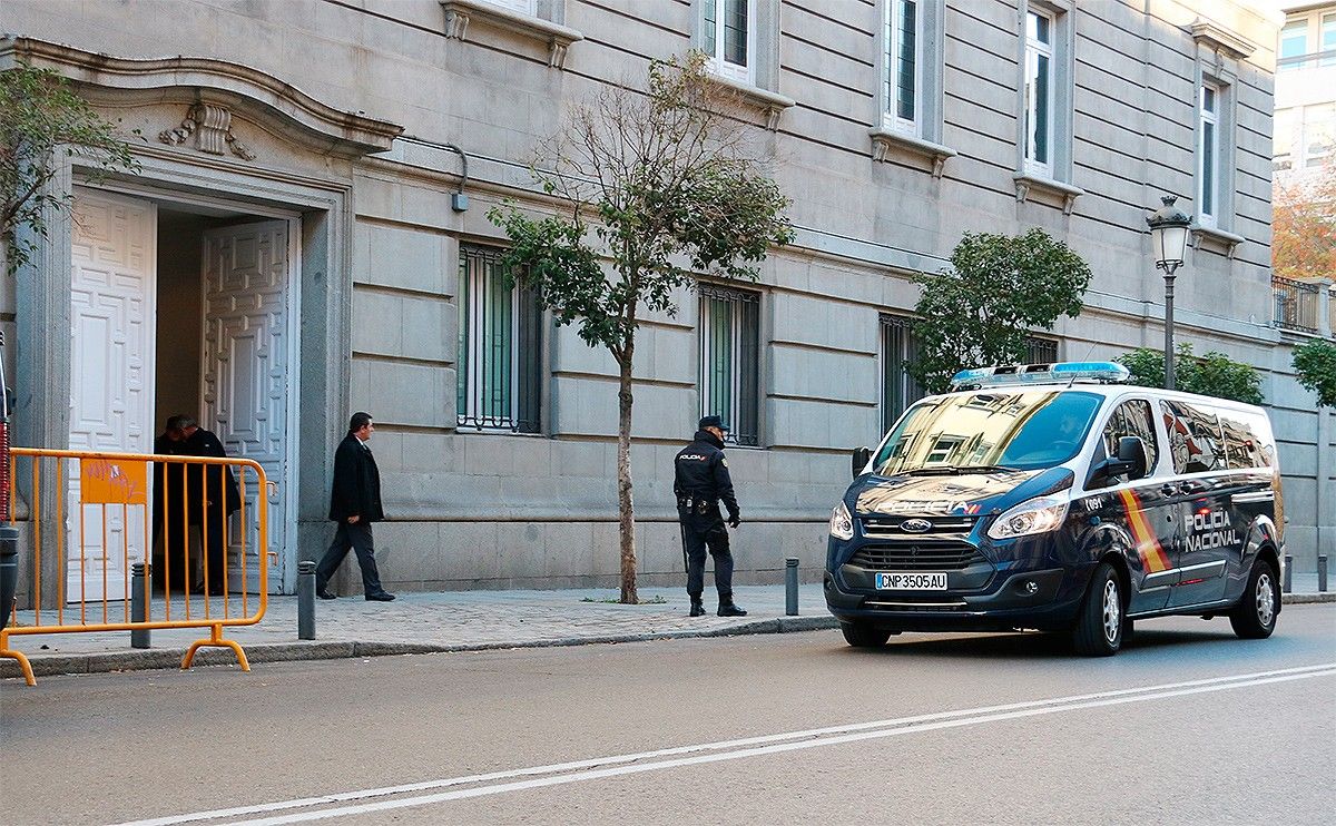 Un furgó de la policia espanyola, amb dos dels acusats arribant al Tribunal Suprem.