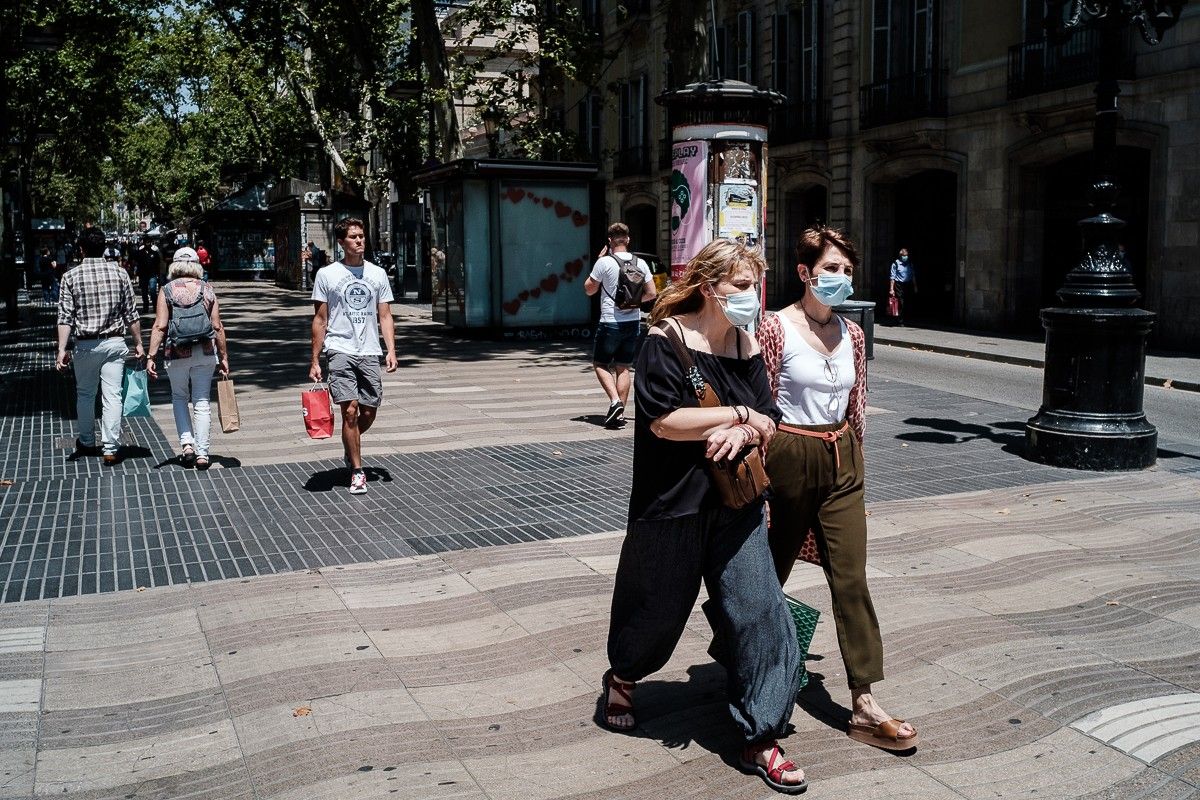 Gent amb mascareta al centre de Barcelona