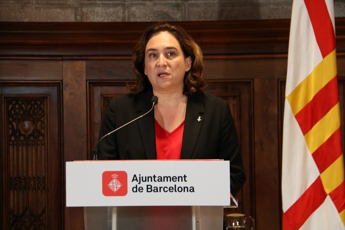 L'alcaldessa de Barcelona, Ada Colau, durant una declaració institucional.