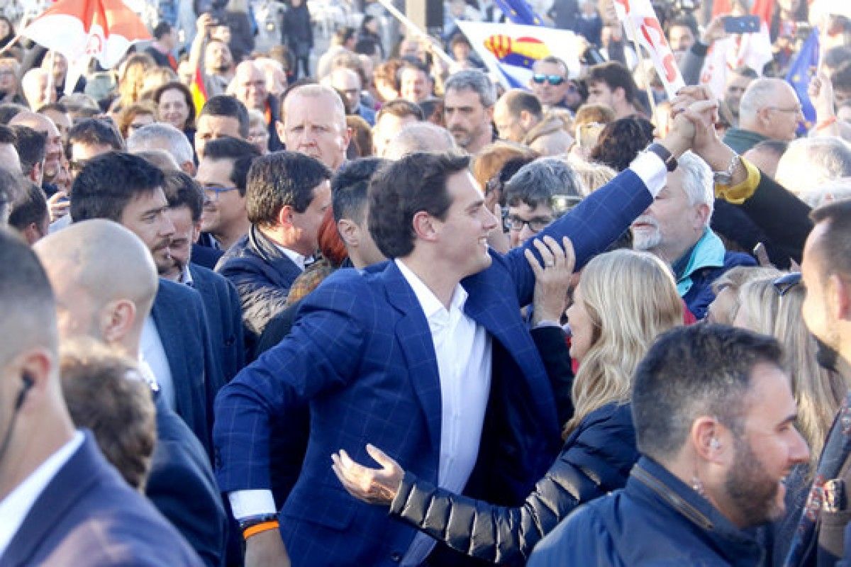 Albert Rivera en l'acte de Ciutadans a Barcelona el 25 d'abril amb Valls darrera