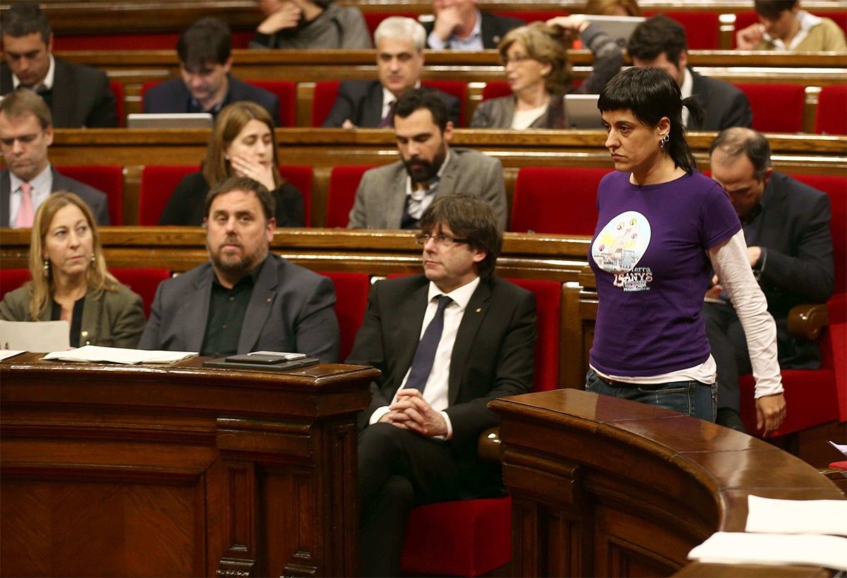 Anna Gabriel, al costat de Carles Puigdemont, aquest dijous al Parlament