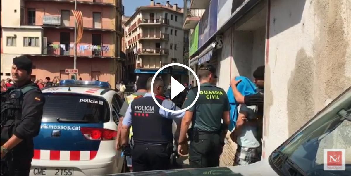 Els agents surten amb el tercer detingut relacionat amb l'atemptat de Barcelona