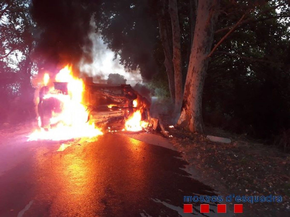 Quan els mossos van arribar al lloc dels fets el vehicle ja era en flames.