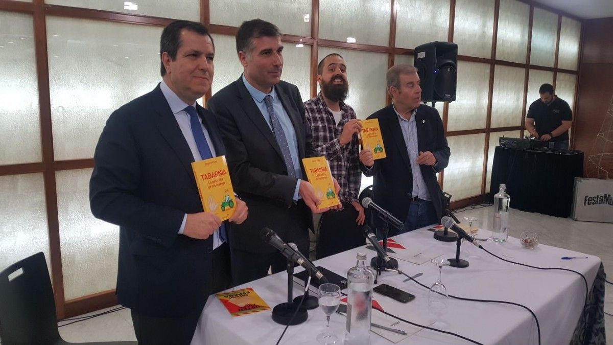 Presentació del llibre de Jaume Vives sobre Tabàrnia, amb l'editor, Joan López Alegre, l'autor i Tomás Guasch.