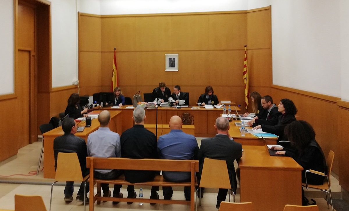 Els cinc agents dels Mossos d'Esquadra acusats, a punt per prendre declaració a l'Audiència de Barcelona. 