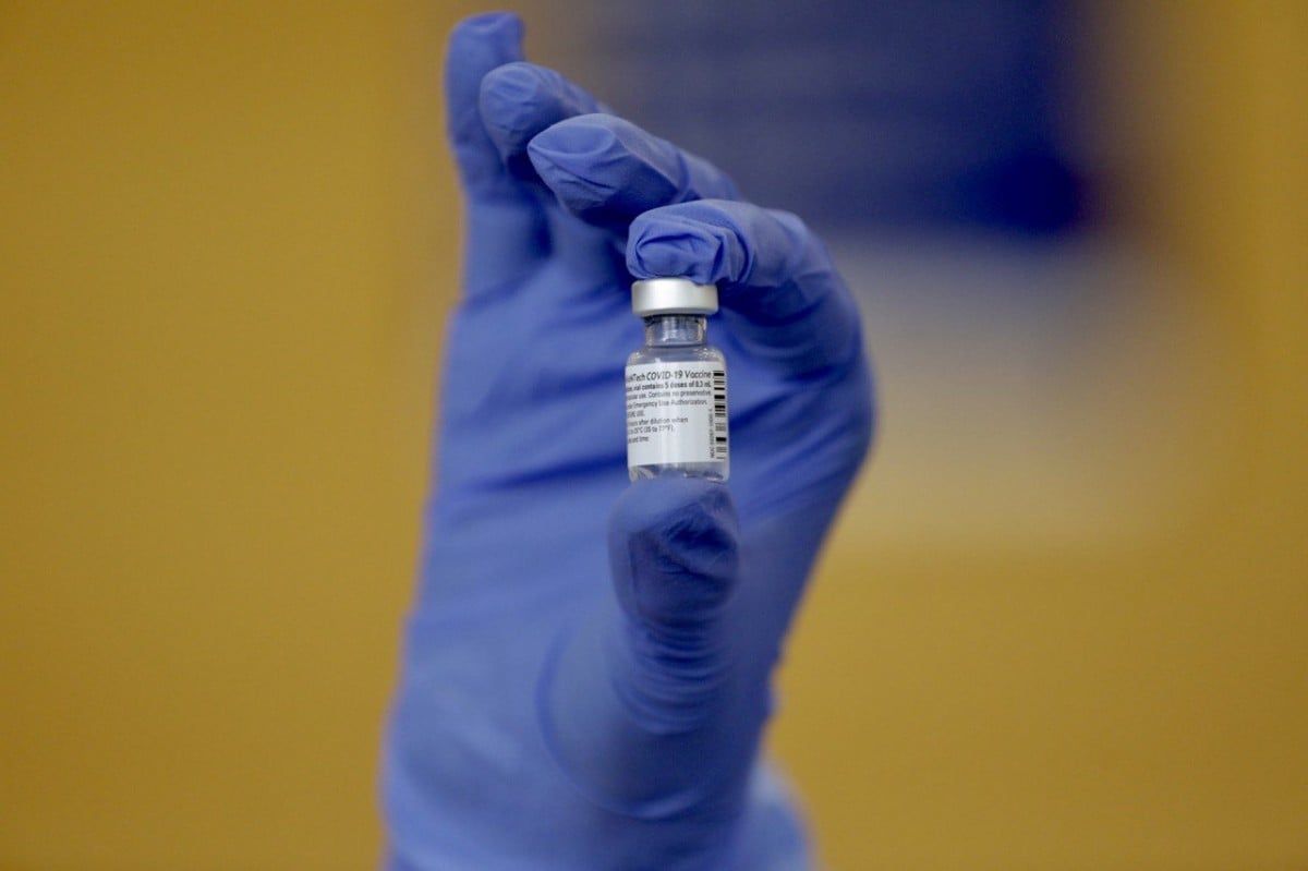 La doctora Valls rebent la injecció de la vacuna