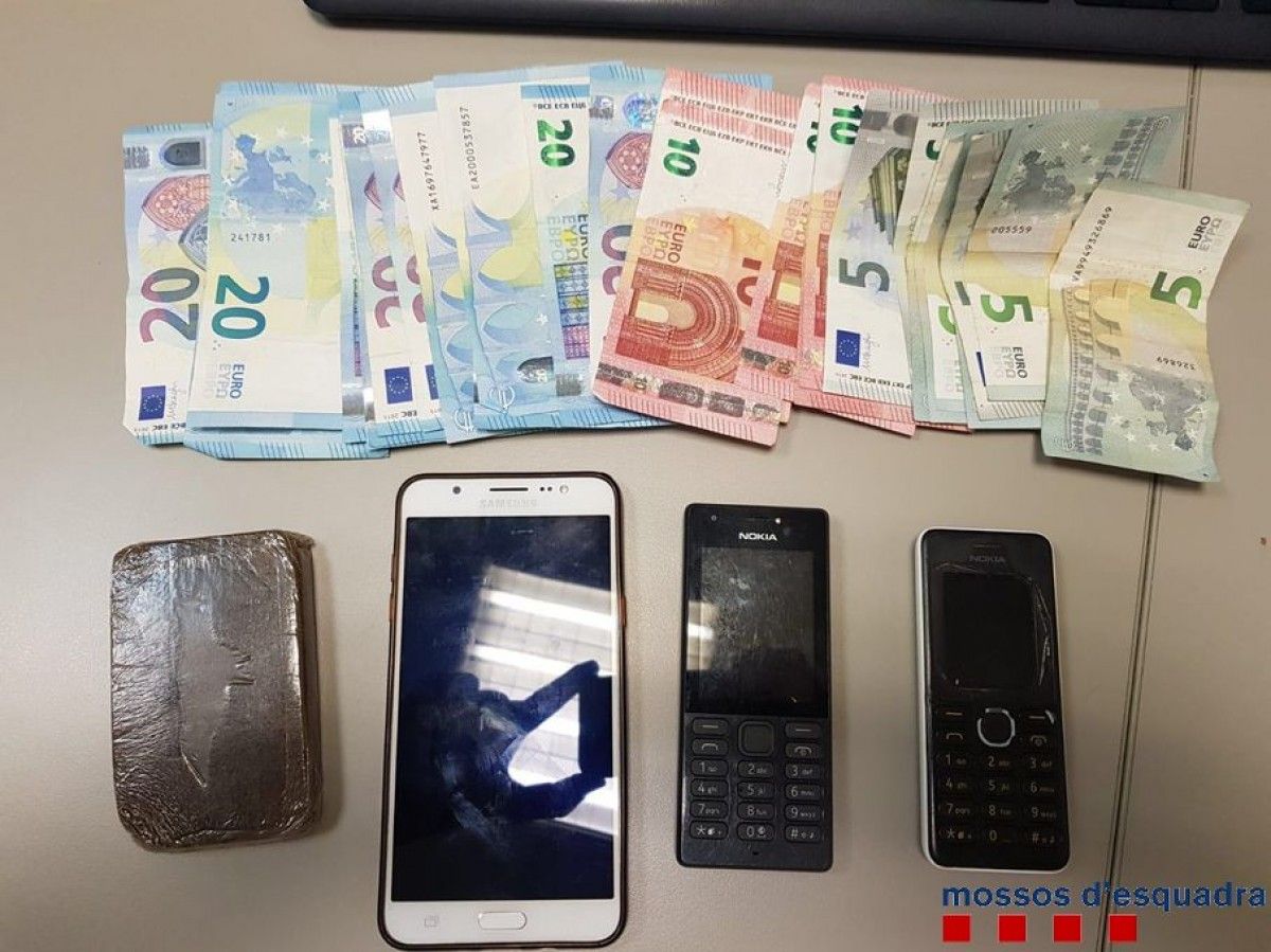 Els mossos van localitzar en poder d'un dels ocupants del cotxe aturat diversos objectes, entre els quals una tauleta d'haixix.