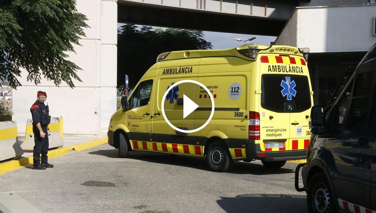 L'ambulància que ha traslladat Mohamed Houli Chemlal, sortint de l'hospital de Tortosa