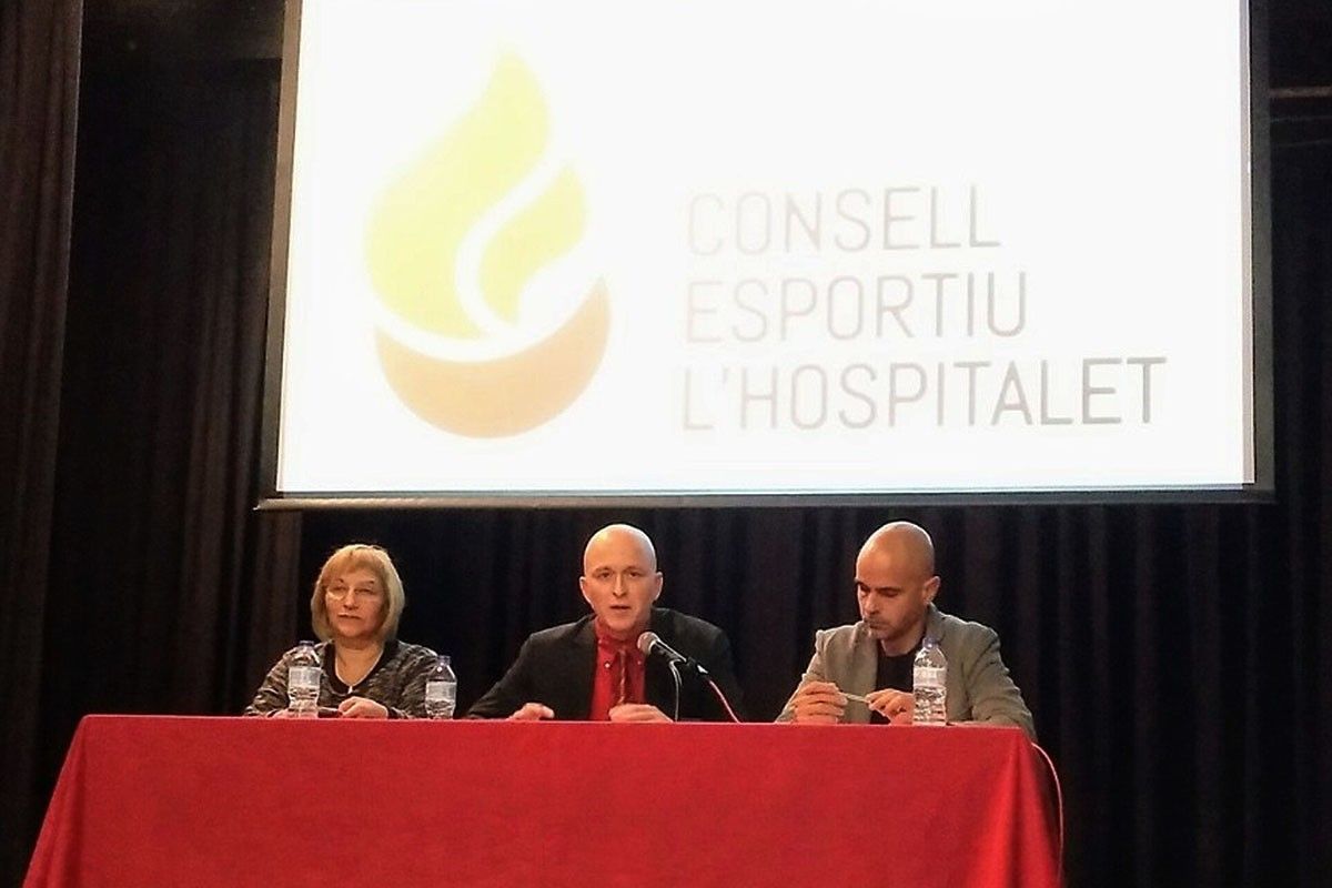 Cristóbal Plaza (al centre), amb el director del Consell Esportiu de l'Hospitalet, Eduard Galí, a la dreta.