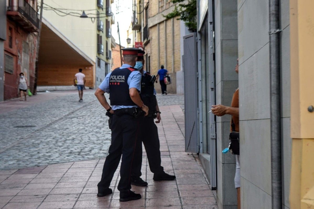 Dos mossos d'esquadra pel carrer Cavallers de Lleida