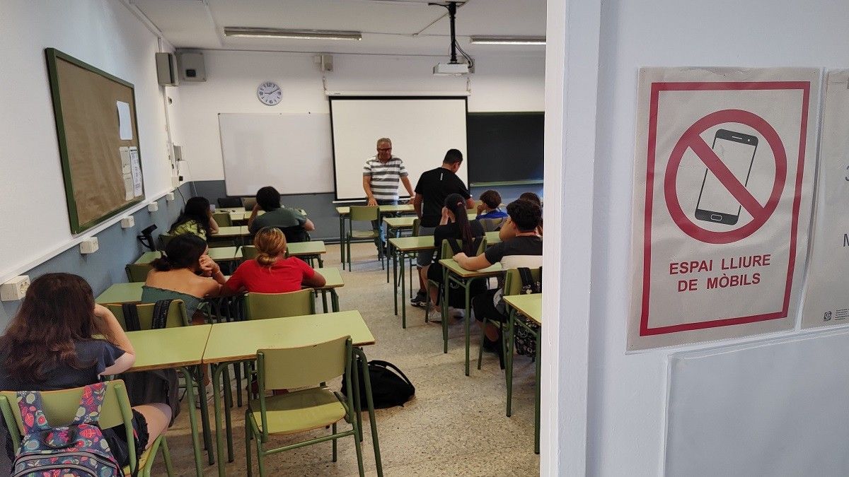 Imatge d'arxiu d'un institut que prohibeix els mòbils a l'aula