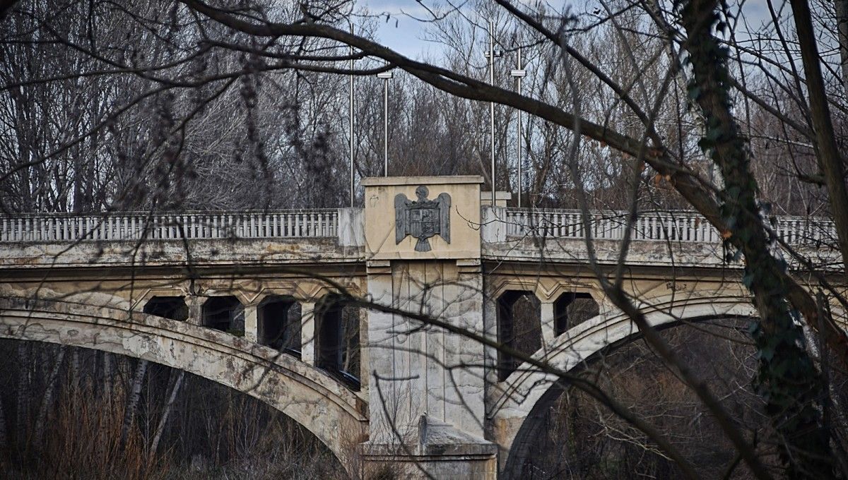 Les àligues franquistes encara perduren al pont de l'Aigua a Girona, tot i l'acord municipal per a treure-les.