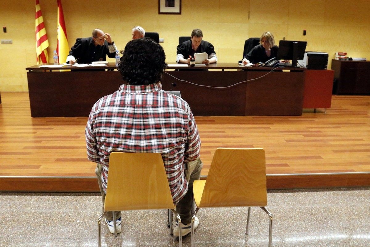D'esquena, l'acusat d'intentar violar una dona a Torroella de Montgrí durant el judici celebrat el mes de juny d'enguany.