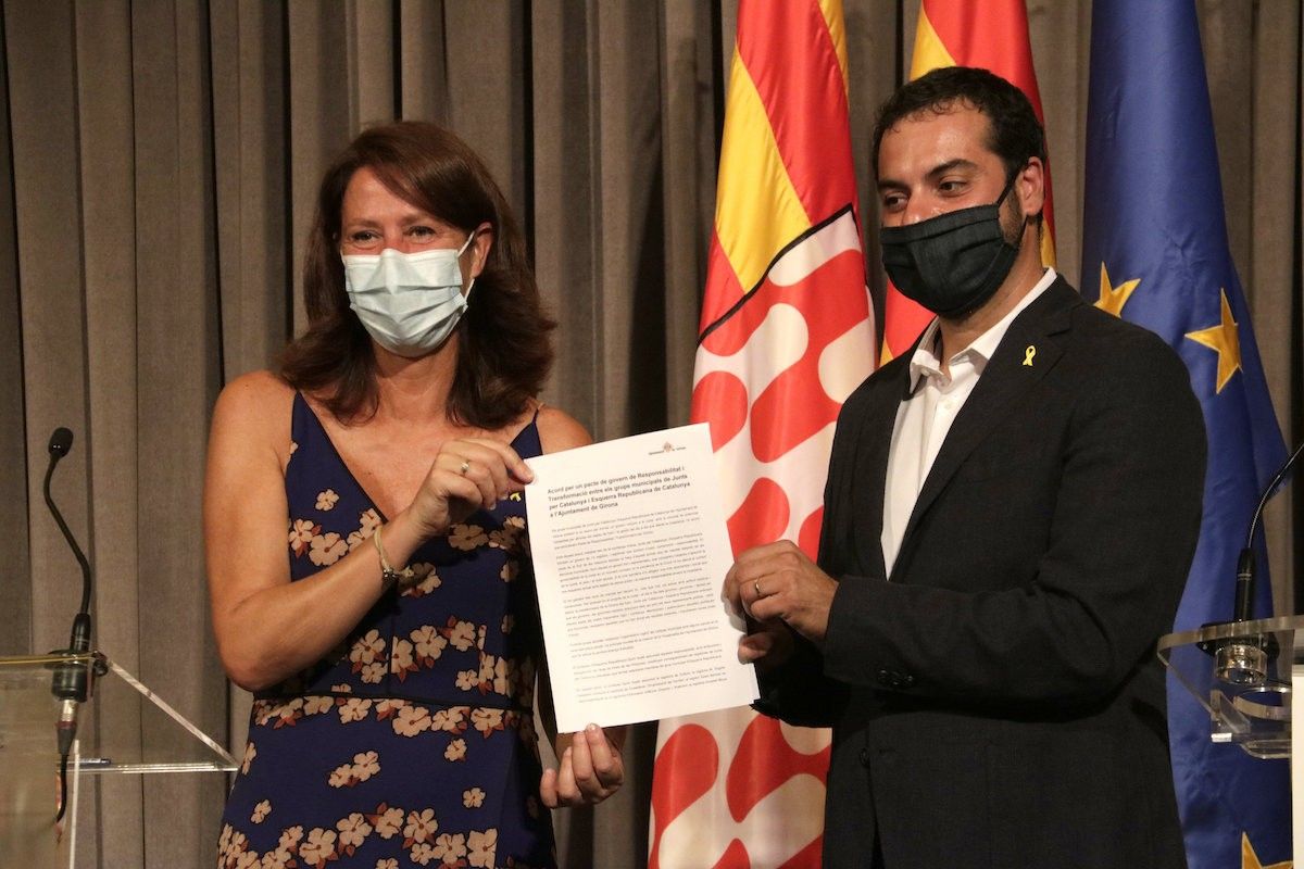 Marta Madrenas i Quim Ayats amb l'acord de govern del 1r de setembre de 2020.