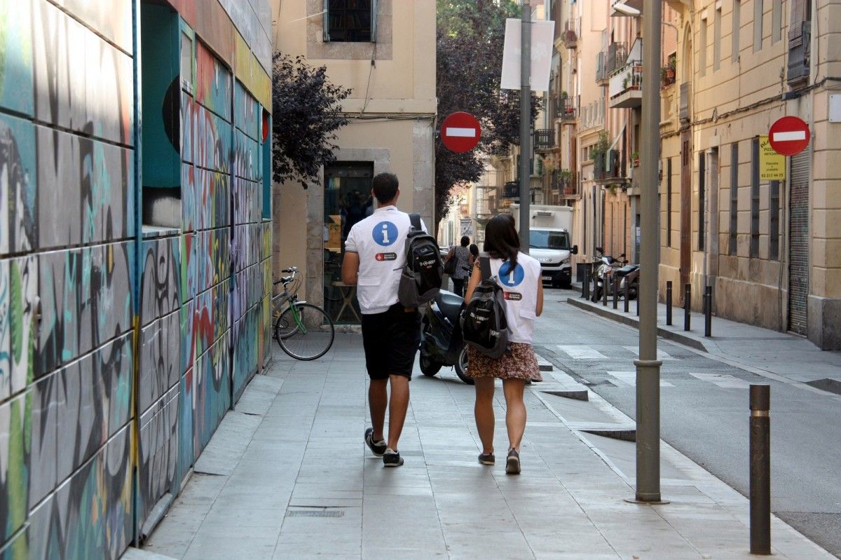 Dos dels visualitzadors de Barcelona que intercepten pisos turístics il·legals