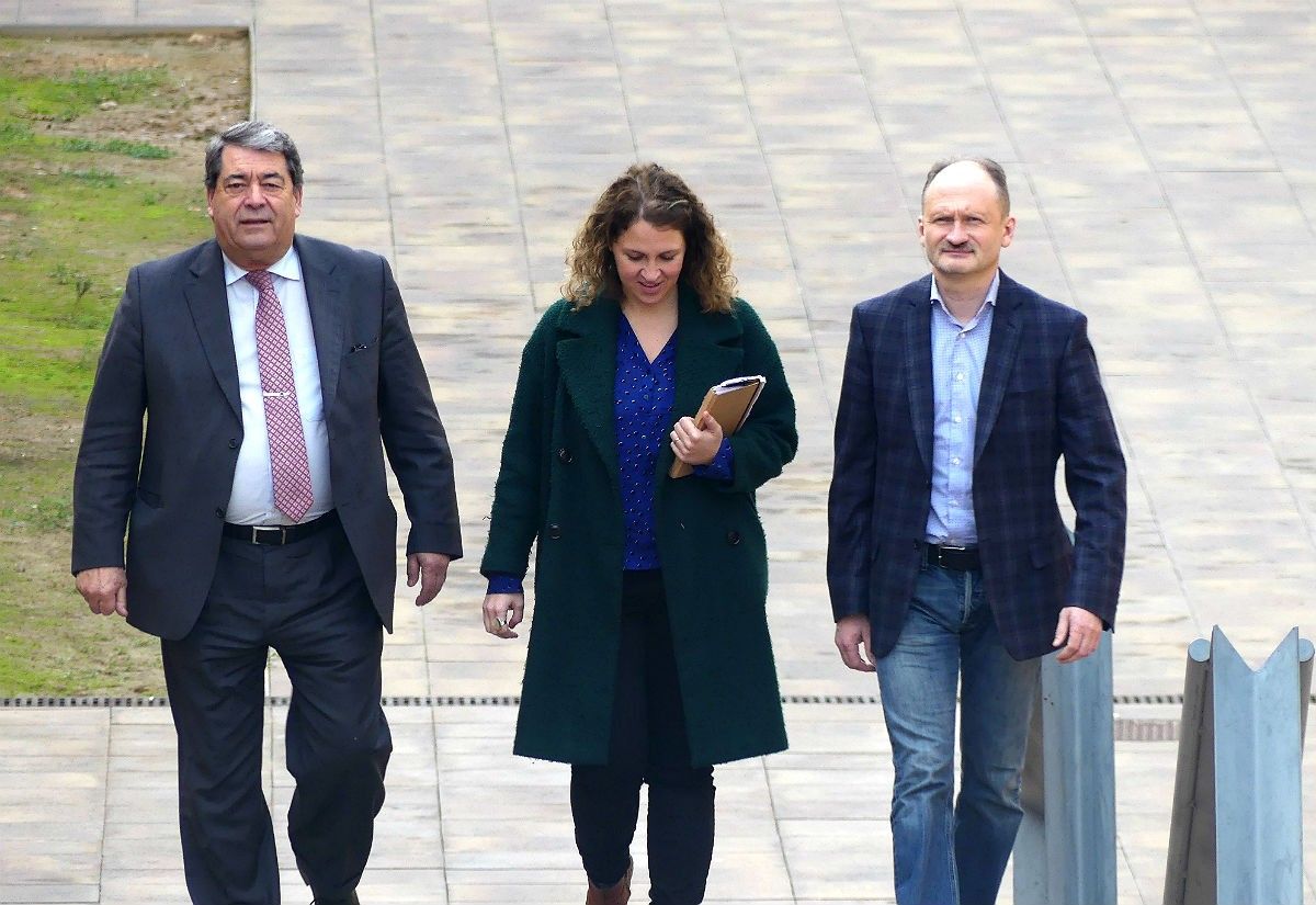 Els eurodiputats Antonio Marinho i Miroslav Mitrofanov sortint de Mas d'Enric, aquest dilluns.   