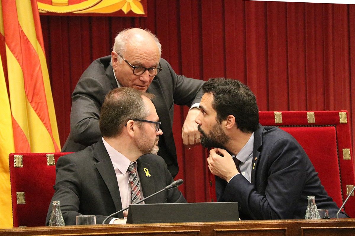 El president del Parlament, Roger Torrent, i el vicepresident Josep Costa amb el secretari general de la cambra, Xavier Muro